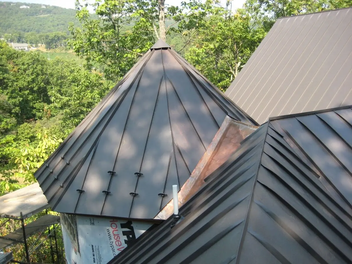 Professional Roof Tarp Installation by Craftsman Roofing in Lordland